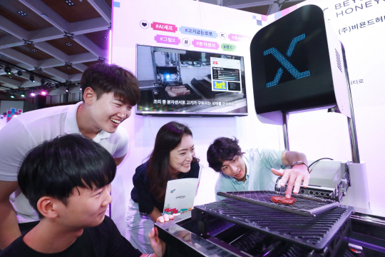 지난 4일 서울 마곡 LG사이언스파크에서 열린 LG의 스타트업 발굴 육성 행사 '슈퍼스타트데이 2024' 현장 사진. 이 행사에 참가한 스타트업 '비욘드허니컴'이 분자 센서로 고기 상태를 센싱해 구워 주는 로봇 기술을 시연하고 있다. LG 제공
